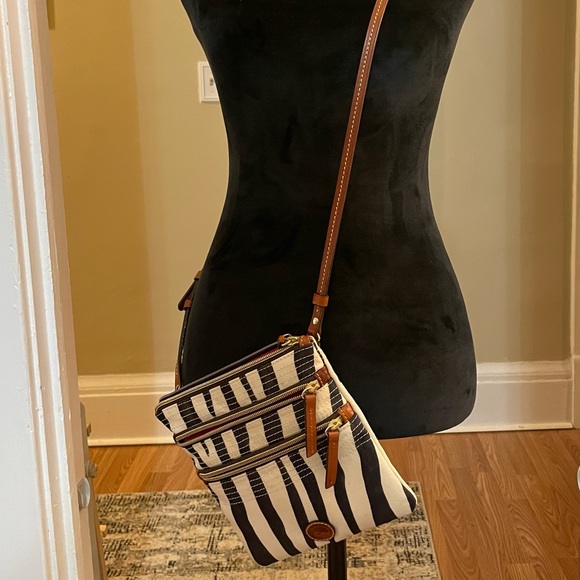 NWOT Dooney & Bourke Nylon North South Triple Zip Animal Crossbody Red Lining 🎁 - Picture 2 of 11